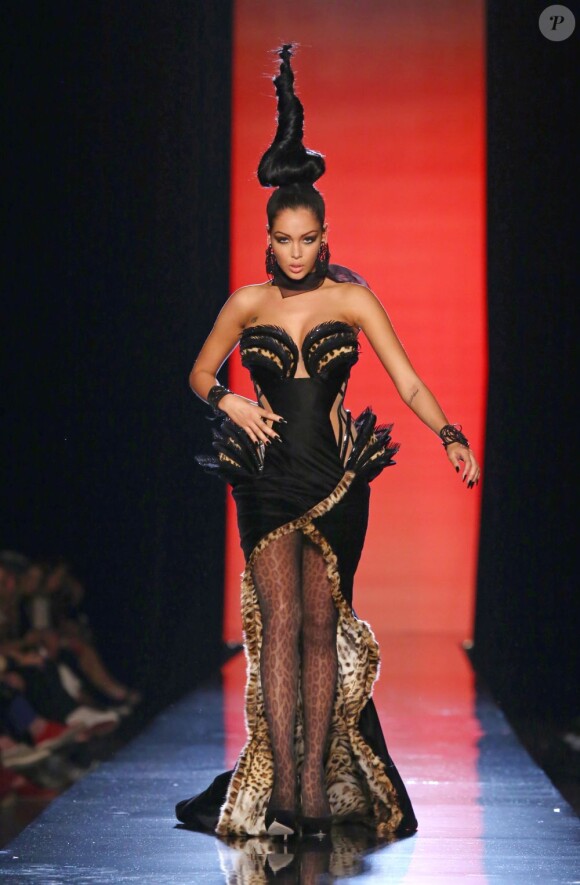 Nabilla Benattia défile lors de la présentation de la collection haute couture automne-hiver 2013-2014 de Jean Paul Gaultier. Paris, le 3 juillet 2013.