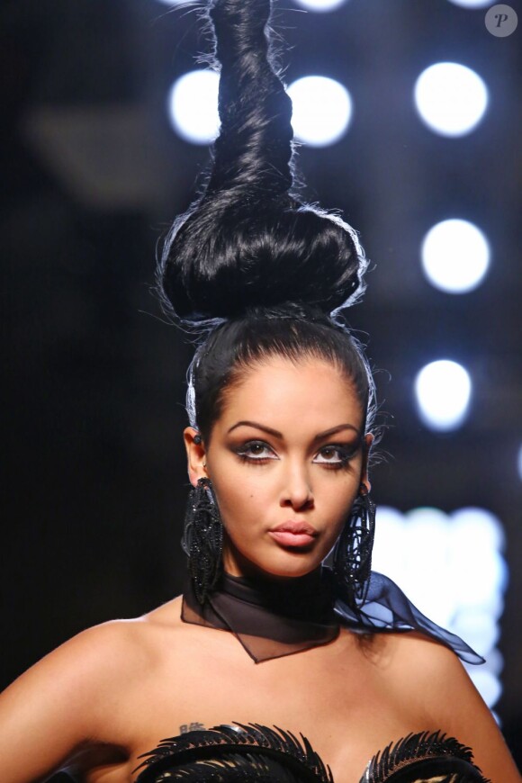 Nabilla Benattia défile lors de la présentation de la collection haute couture automne-hiver 2013-2014 de Jean Paul Gaultier. Paris, le 3 juillet 2013.