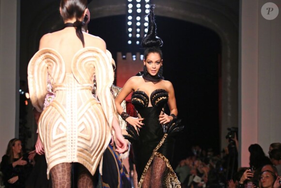 Nabilla Benattia défile lors de la présentation de la collection haute couture automne-hiver 2013-2014 de Jean Paul Gaultier. Paris, le 3 juillet 2013.