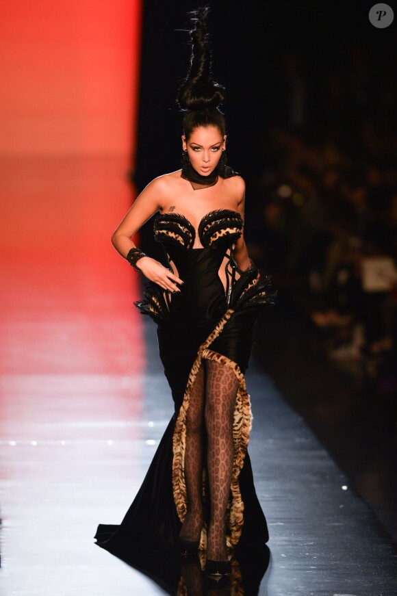Nabilla Benattia défile lors de la présentation de la collection haute couture automne-hiver 2013-2014 de Jean Paul Gaultier. Paris, le 3 juillet 2013.