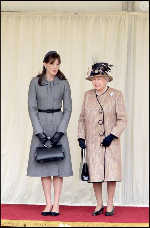 Carla Bruni et la reine Elizabeth II à Londres, le 26 mars 2008.