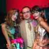 Carla Bruni et Helena Christensen entourent le couturier Christian Lacroix à Paris en octobre 1994.
