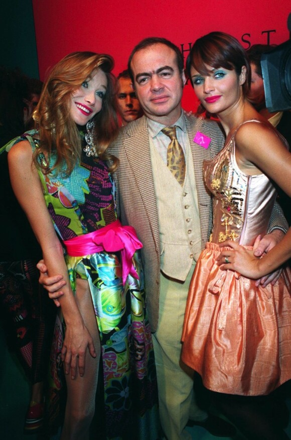Carla Bruni et Helena Christensen entourent le couturier Christian Lacroix à Paris en octobre 1994.