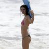 Kendall Jenner, 17 ans, se détend en bikini sur une plage de Malibu. Los Angeles, le 4 juillet 2013.