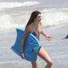 Kendall Jenner, 17 ans, se détend en bikini sur une plage de Malibu. Los Angeles, le 4 juillet 2013.