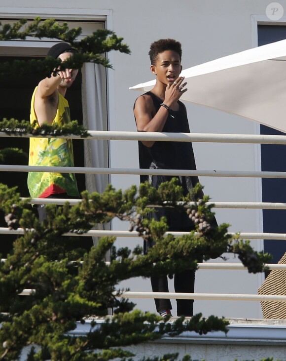 Jaden Smith, posé sur le balcon de la villa des Kardashian à Los Angeles. Le 4 juillet 2013.