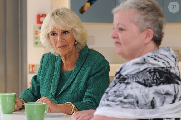 La duchesse de Cornouailles, Camilla Parker Bowles, lors d'une visite du Maggie's Cancer Caring Centre à Swansea. Au Royaume-Uni, le 4 juillet 2013.