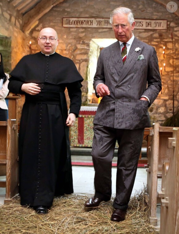Le Prince Charles et Camilla Parker Bowles visitent l'église St Beunos à Denbighshire, le 3 juillet 2013.