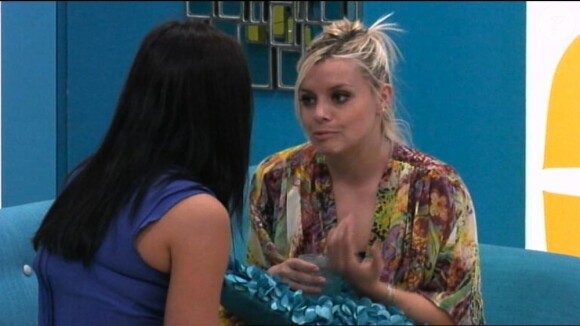 Alexia explique à Emilie que ce qu'elle a vu l'a blessée dans Secret Story 7