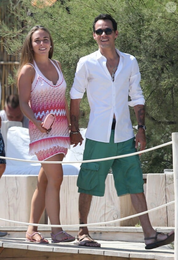 Marc Anthony et sa compagne Chloe Green (22 ans) passent leurs vacances à Saint-Tropez. Le 5 juillet 2013.