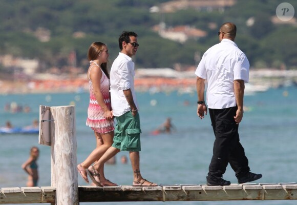 Marc Anthony et sa compagne Chloe Green passent leurs vacances à Saint-Tropez. Le 5 juillet 2013.