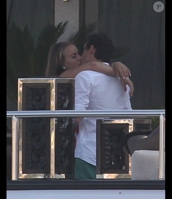 Marc Anthony et sa compagne Chloe Green passent leurs vacances à Saint-Tropez. Le 5 juillet 2013.