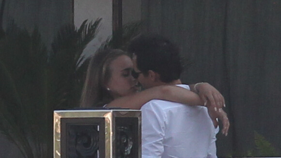 Marc Anthony : Tendres baisers avec Chloe Green, ils remettent le couvert