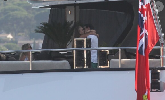 Marc Anthony et sa compagne Chloe Green passent leurs vacances à Saint-Tropez. Le 5 juillet 2013. Le couple n'a pas arrêté de s'embrasser.