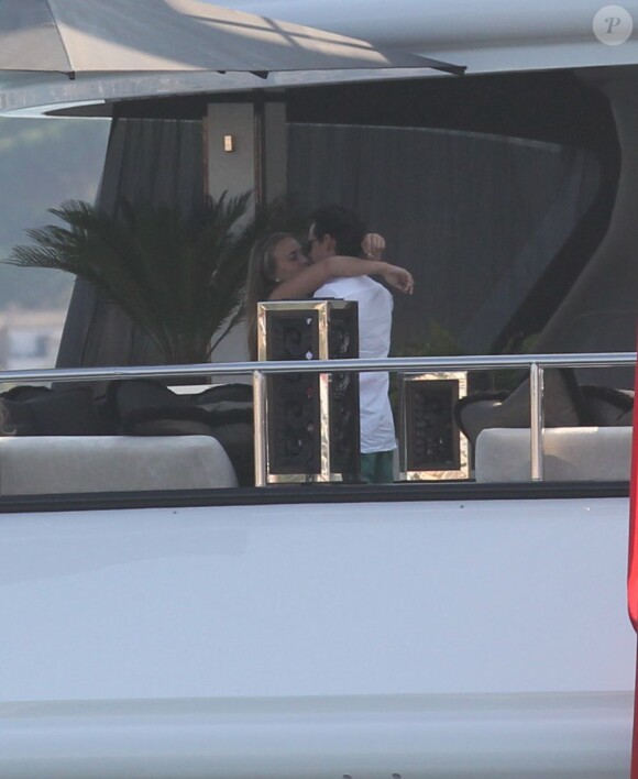Marc Anthony et sa compagne Chloe Green passent leurs vacances à Saint-Tropez. Le 5 juillet 2013.