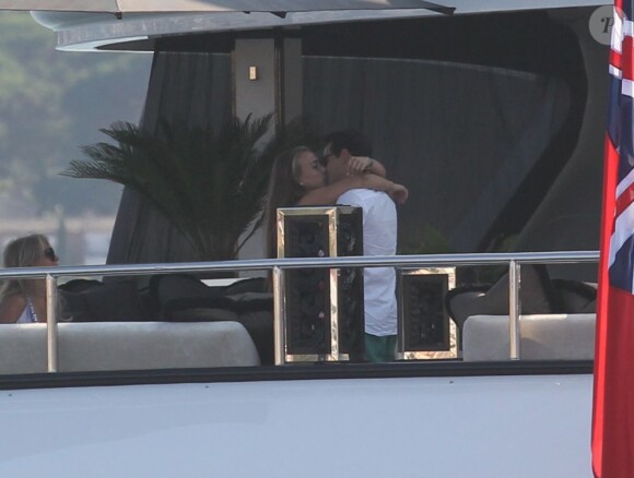Marc Anthony et sa compagne Chloe Green passent leurs vacances à Saint-Tropez. Le 5 juillet 2013.