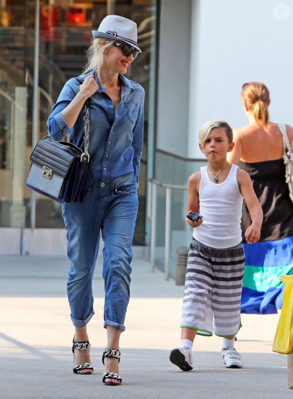 Exclusif - Gwen Stefani fait du shopping avec son fils Kingston à Los Angeles, le 1 juillet 2013.