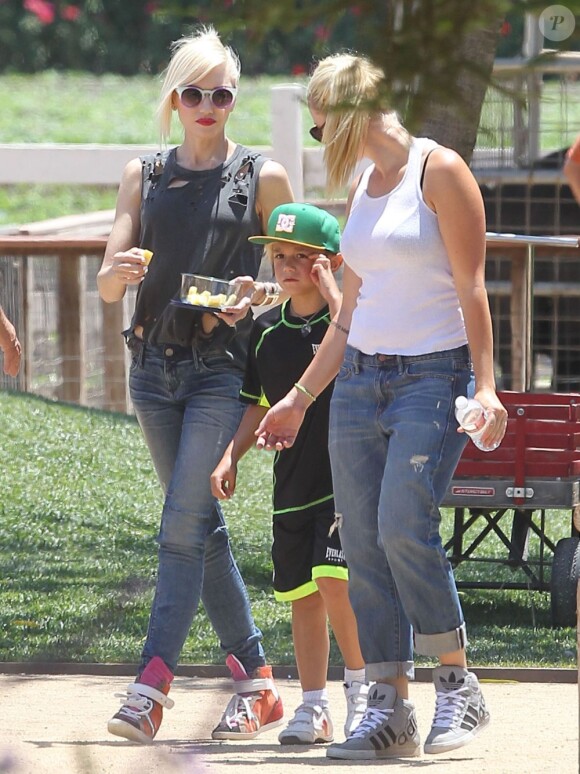 Gwen Stefani, en famille sous le soleil de Moorpark, part cueillir des fruits et légumes aux Underwood Family Farms. Le 6 juillet 2013.