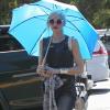 Gwen Stefani se protège du soleil avec un parapluie au cours d'une après-midi en famille aux Underwood Family Farms. Moorpark, le 6 juillet 2013.