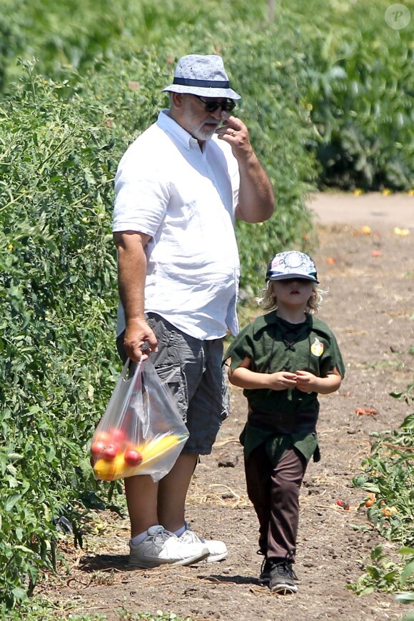 Zuma, 4 ans, cueille des fruits et légumes avec son grand-père Dennis Stefani. Moorpark, le 6 juillet 2013.