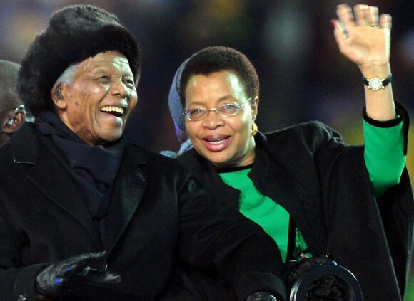 Nelson Mandela et sa femme Graça Machel à Johannesburg, le 11 juillet 2010.