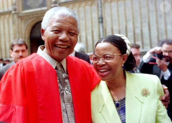 Nelson Mandela et sa femme Graça Machel à Oxford, le 11 juillet 1997.