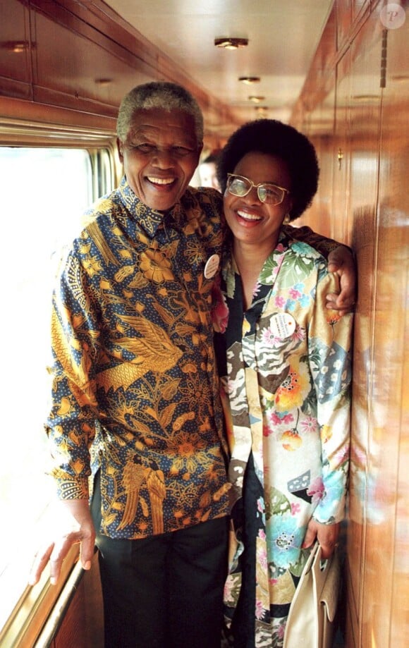 Nelson Mandela et sa femme Graça Machel le 1er juillet 1998.