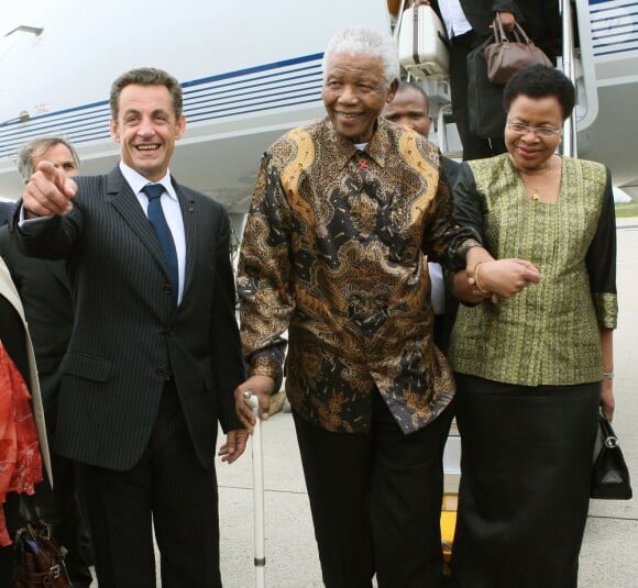 Nelson Mandela et sa femme Graça Machel et Nicolas Sarkozy à Paris, le 3 septembre 2007.