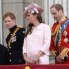 Kate Middleton et le prince William lors de Trooping the Colour au balcon de Buckingham devant le Mall le 15 juin 2013, à un mois de la naissance de leur premier enfant.