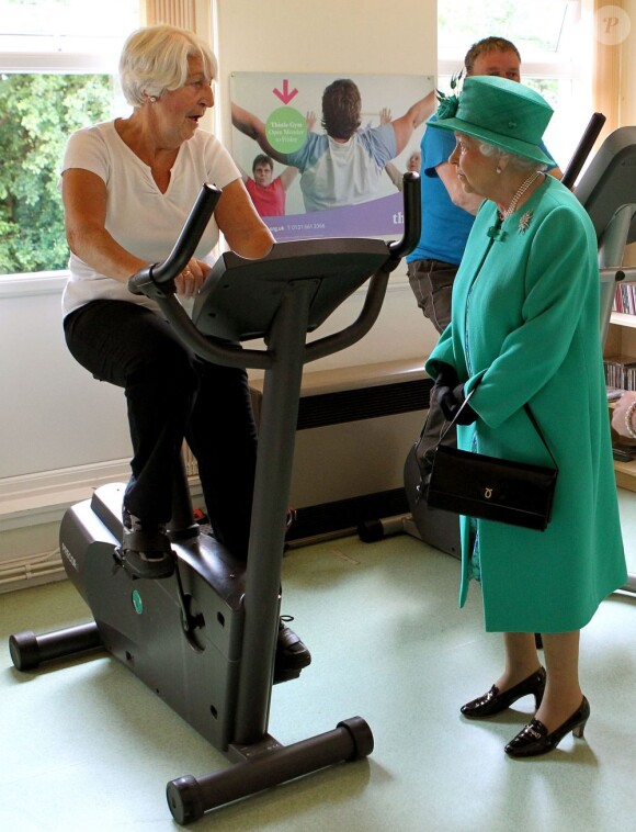 Le fitness, le secret de la longévité d'Elizabeth II ? Ici en visite dans une salle de sport à Edimbourg le 5 juillet 2013