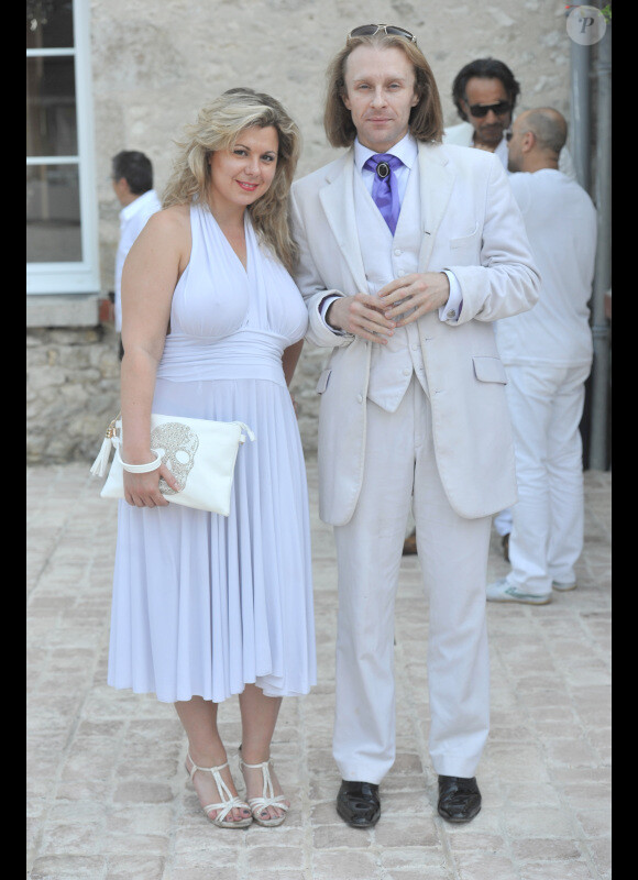 EXCLU : Morgan Ackermann (à gauche) et Cindy Lopes (à droite) de Secret Story 3 lors de la White Party, organisée à Courcy-aux-Loges, le dimanche 7 juillet 2013.