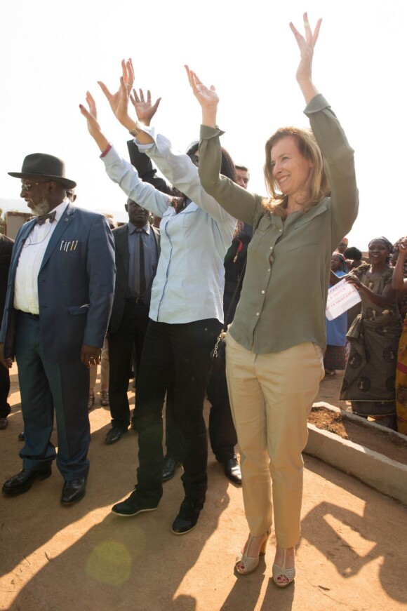 Valérie Trierweiler se rend avec la ministre de la Francophonie Yamina Benguigui à l'hôpital de Panzi en République démocratique du Congo le 8 juillet 2013.