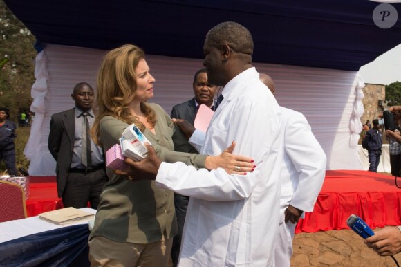 Valérie Trierweiler visite avec la ministre de la Francophonie Yamina Benguigui et le docteur Denis Mukwege l'hôpital de Panzi en République démocratique du Congo le 8 juillet 2013.