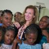 Valérie Trierweiler dans un centre d'accueil pour jeunes filles à Kinshasa en République démocratique du Congo le 8 juillet 2013.
