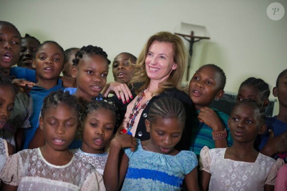 Valérie Trierweiler dans un centre d'accueil pour jeunes filles à Kinshasa en République démocratique du Congo le 8 juillet 2013.