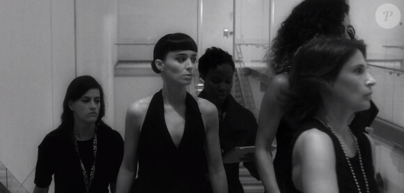 Rooney Mara dans le spot publicitaire pour le parfum Downtown de Calvin Klein.