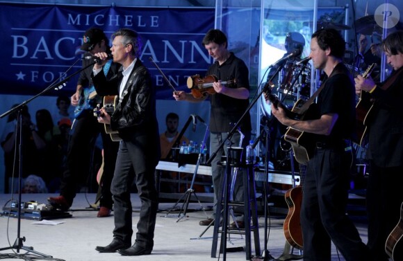 Randy Travis chante pour la candidate républicaine Michele Bachmann durant les primaires du parti, à l'université Iowa State University, le 13 août 2012.