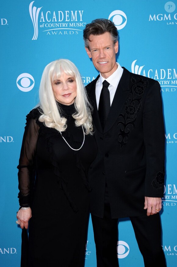 Randy Travis pose avec son ex-femme Elizabeth Travis à la 45e cérémonie des Academy of Country Music Awards au MGM Grand Hotel and Casino de Las Vegas, le 18 avril 2010.