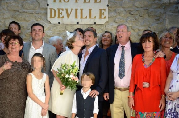 Mariage bonheur de Frédéric Martin, fils de Danièle Evenou, et Séverine à la mairie de Bonnieux, le 5 juillet 2013