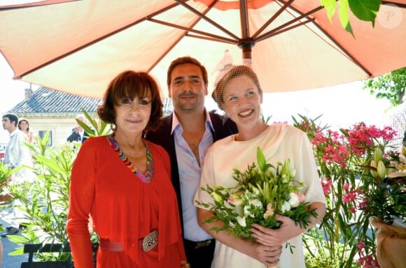 Mariage de Frédéric Martin, fils de Danièle Evenou, et Séverine à la mairie de Bonnieux, le 5 juillet 2013