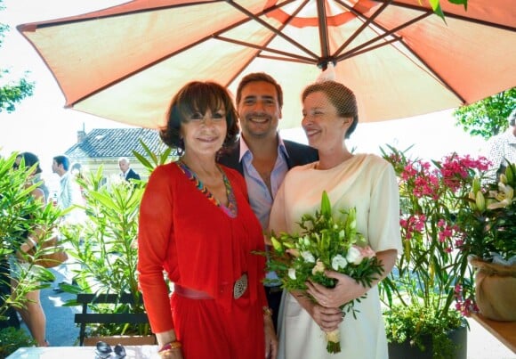 Mariage joyeux de Frédéric Martin, fils de Danièle Evenou, et Séverine à la mairie de Bonnieux, le 5 juillet 2013