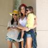 Kourtney et Khloe Kardashian sont allées chercher à l'école le fils de Kourtney, Mason. Les deux soeurs tournaient aussi des scènes pour leur télé-réalité Keeping Up With The Kardashians. A Malibu, le 9 juillet 2013.