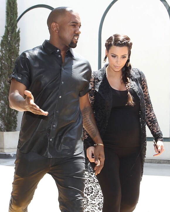 Le chanteur Kanye West serait-il un peu tete en l'air ou bien est-ce l'arrivee de son enfant qui lui ferait perdre la tete? Le chanteur qui etait accompagne de sa compagne Kim Kardashian (enceinte) s'est pris un panneau de signalisation "Wrong Way"dans la tete en sortant d'un restaurant a Los Angeles le 10/05/2013