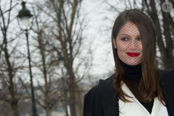 Laetitia Casta arrive au défilé Dior en janvier 2013