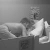 Vincent dans le lit d'Émilie dans la quotidienne de Secret Story 7 sur TF1 le jeudi 11 juillet 2013