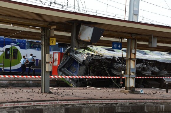 Illustration de l'accident de train survenu en gare de Brétigny-sur-Orge (Essonne), le 12 juillet 2013.