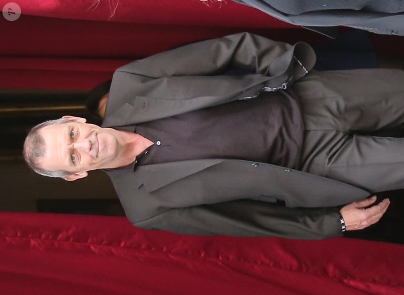 Hugh Laurie sort des studios de la radio RTL à Paris. Le 29 avril 2013.