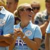 Zara Phillips, enceinte de son premier enfant, prenait part samedi 13 juillet 2013 à Tidworth, dans le Wiltshire, à un match de polo caritatif (The Rundle Cup), sous le regard de son mari le rugbyman Mike Tindall. L'occasion d'apercevoir un début de baby bump chez la petite-fille d'Elizabeth II.