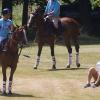 Zara Phillips, enceinte de son premier enfant, prenait part samedi 13 juillet 2013 à Tidworth, dans le Wiltshire, à un match de polo caritatif (The Rundle Cup), sous le regard de son mari le rugbyman Mike Tindall. L'occasion d'apercevoir un début de baby bump chez la petite-fille d'Elizabeth II.