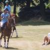 Zara Phillips, enceinte de son premier enfant, prenait part samedi 13 juillet 2013 à Tidworth, dans le Wiltshire, à un match de polo caritatif (The Rundle Cup), sous le regard de son mari le rugbyman Mike Tindall. L'occasion d'apercevoir un début de baby bump chez la petite-fille d'Elizabeth II.